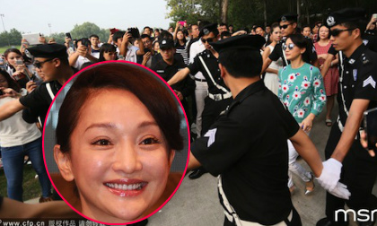 Châu Tấn lộ mặt như phù, bị fans vây kín