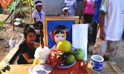 Bé gái lớp 3 đói lả, chết đuối dưới mương