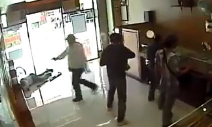 Cướp tiệm vàng táo tợn giữa ban ngày