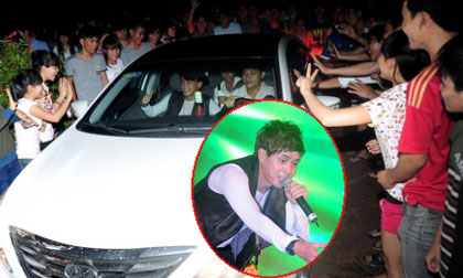 Hồ Quang Hiếu bị 'fan cuồng' bao vây, chặn đầu xe