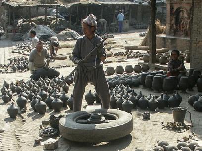 Làm đồ gốm bằng... lốp ô tô