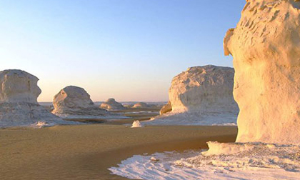 Những 'tác phẩm điêu khắc kỳ bí' ở sa mạc Trắng