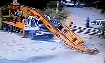 Tài xế thoát chết sau khi cần cẩu sập đè nát cabin ô tô