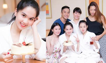 Ngọc Trinh mặc áo choàng tắm mừng sinh nhật ở khách sạn