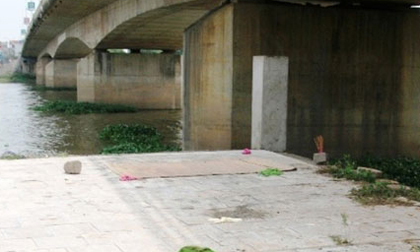 Thi thể không giấy tờ tùy thân trôi lập lờ dưới chân cầu