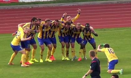 Màn 'chụp ảnh' ăn mừng độc đáo