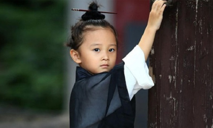 Cô bé 'đạo sĩ' đáng yêu 'đốn tim' người xem