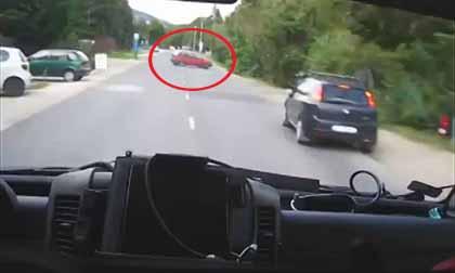 Pha quay xe đẳng cấp của tài xế Italia