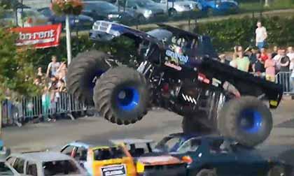 Tai nạn kinh hoàng tại triển lãm xe ở Hà Lan