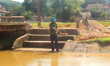 Phát hiện xác một phụ nữ nổi trên mặt nước