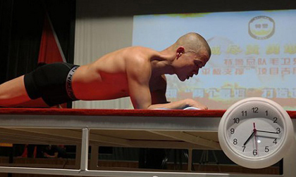 Kỷ lục: Người đàn ông duy trì tư thế chống đẩy gần 5 tiếng