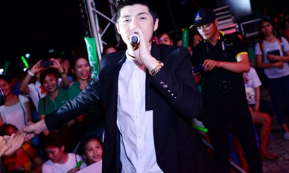 Noo Phước Thịnh khiến 'biển' fans Đà Nẵng 'phát cuồng'