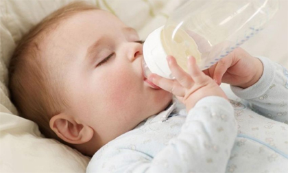 Nguyên tắc khi cho con uống nước hoa quả mẹ phải biết