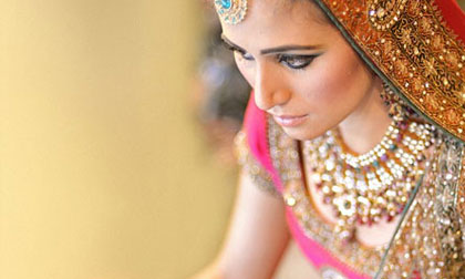 Bị bố chồng cưỡng bức sau chiếc xe hoa "địa ngục"