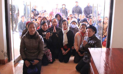 Vĩnh Phúc: Bệnh nhân quỳ lạy xin cho bà Chanh được hát chữa bệnh