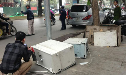 Cây ATM bị phá tung giữa Hà Nội, tiền bị rút sạch