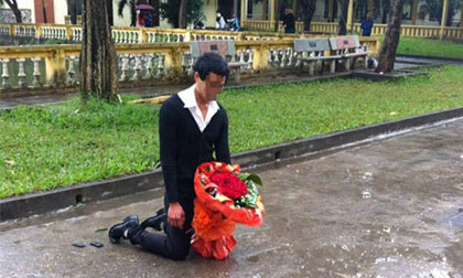 Con trai quỳ gối lụy tình: Yêu quá hóa mất điểm