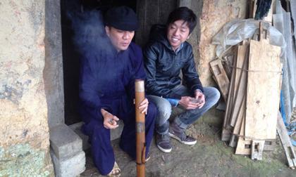 "Ông già" Đàm Vĩnh Hưng phì phèo điếu thuốc lào chuyên nghiệp