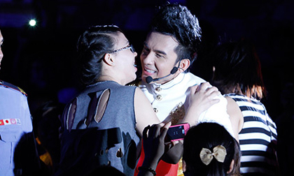 Đan Trường liên tiếp bị "cưỡng hôn"