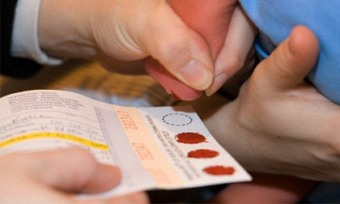 Lấy máu gót chân: Sàng lọc sơ sinh quan trọng mà nhiều mẹ bỏ qua