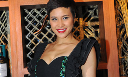 Phương Mai diện váy xẻ sâu gợi cảm đi dự tiệc