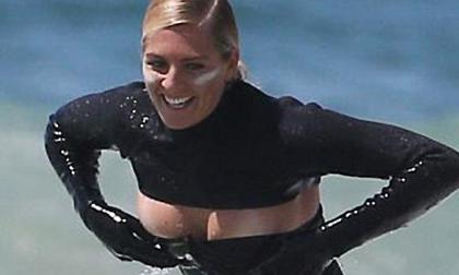 Người đẹp Úc lướt sóng bị đánh tụt áo