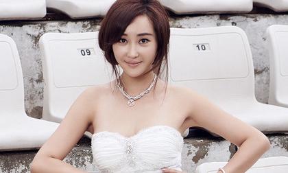 Đỗ Nhược Khê buông lơi vai trần gợi cảm