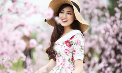 Á hậu Tú Anh tươi thắm dưới nắng xuân