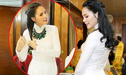 Hoa hậu Hương Giang đẹp ngọt với áo dài trắng