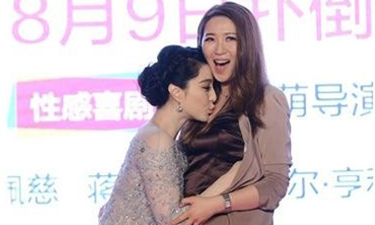 Những hành động kỳ quặc của sao chốn đông người