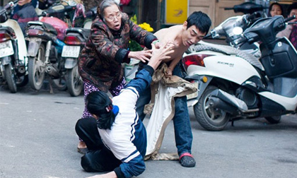 Sự thật khác vụ "con cầm kéo đâm mẹ" giữa phố cổ Hà Nội