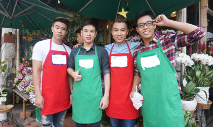 Tiến Việt rủ top 9 Vietnam Idol đi bán hoa 