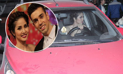 Vợ Phan Thanh Bình một mình tự lái xế hộp về sau khi bị loại sớm