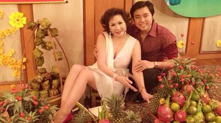 Vũ Hoàng Việt và người yêu tỷ phú tạo dáng dễ thương đón tất niên