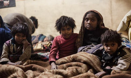 Người vô gia cư Ấn Độ vất vả chống chọi với cái rét mùa đông