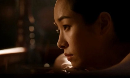 Bà hoàng trong phim cổ trang xứ Hàn khoe vai trần gợi cảm