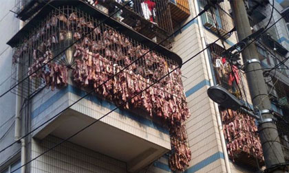 Kinh hoàng thịt xông khói được "phơi" giữa bụi bẩn ở Trung Quốc