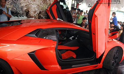 Dùng bò Aventador để 'decor' quán cafe