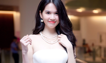 Ngọc Trinh hút mắt với "cây trắng" tại tiệc mừng của Kỳ Hân