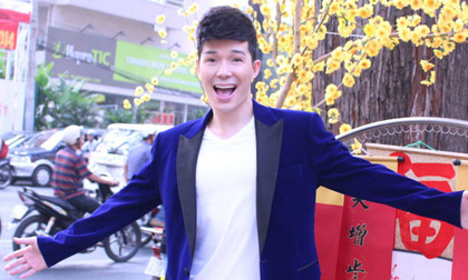 Bắt gặp Nathan Lee diện vest 200 triệu đi xin chữ ông đồ