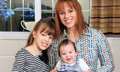 Hai chị em sinh đôi cách nhau 8 tuổi