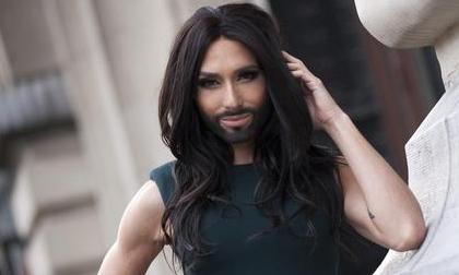 "Nữ ca sỹ" có râu khoe dáng thon trên phố