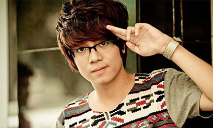 Bùi Anh Tuấn bị xúc phạm, ném trái cây vào người