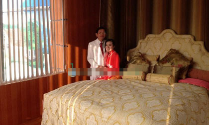 Đại gia Lê Ân và vợ khoe siêu giường 6 tỷ