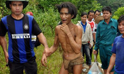 Sững sờ hai cha con trở về sau 40 năm sống nguyên thủy