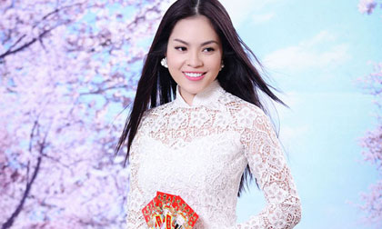 Dương Cẩm Lynh buông lơi tóc thề với áo dài trắng