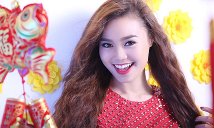 Ninh Dương Lan Ngọc rực rỡ sắc đỏ đón Xuân mới