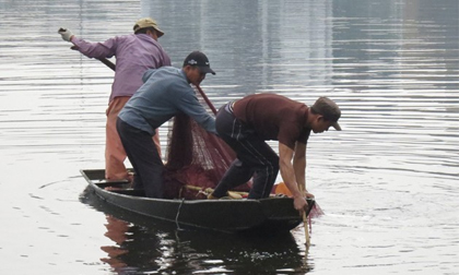 Người đàn ông vẫy tay chào vợ trước khi nhảy hồ tự tử