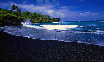 Bãi biển cát đen kỳ lạ ở Hawaii