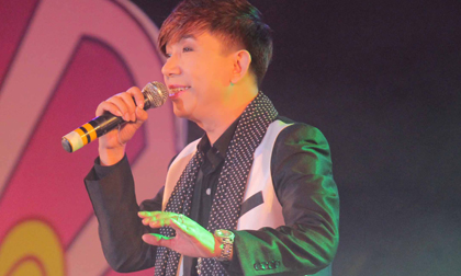 Long Nhật bỏ show 200 triệu về hát miễn phí ở Huế